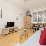 Biale Aleje Mokotow Metro By Renters アパート ワルシャワ